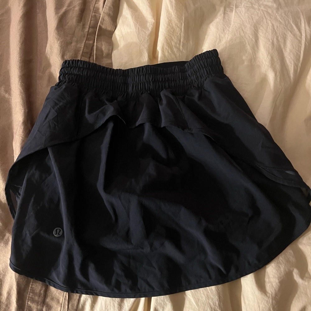 Like new Lululemon Athletica size 4 Black hotty hot Skort - Picture 2 of 3
